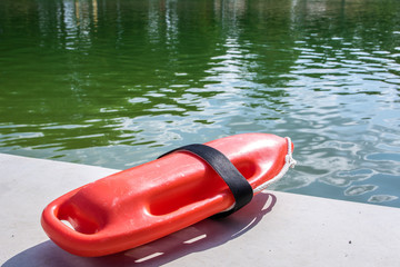 Rettungsboje an Ufer