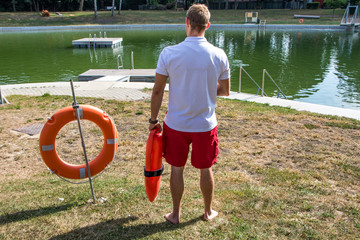 Wasserwacht Mann an Ufer im Naturfreibad