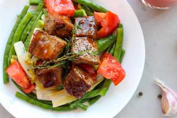 roast beef in sweet and sour sauce with green beans