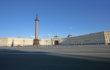 Fototapeta na wymiar The Palace Square (02) and the view of the Alexander Column and the General Headquarter of the Russian Imperial Army. Saint-Petersburg. 02.09.2007.