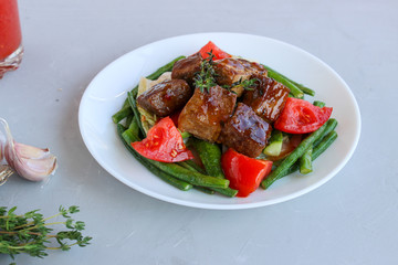 roast beef in sweet and sour sauce with green beans
