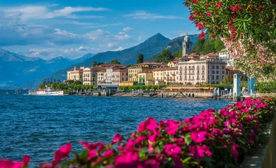 Türaufkleber Bellagio waterfront on a sunny summer day, Lake Como, Lombardy, Italy. © e55evu