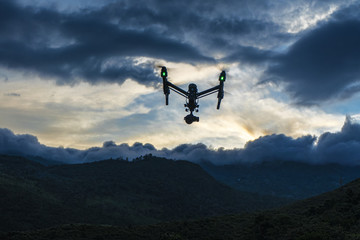 Fototapeta na wymiar Drone UAV volando al atardecer