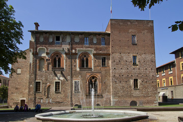 Abbiategrasso, Castello Viconteo con Fontana in Lombardia, Italia, Visconti Castle with Fountain in Lombardy, Italy, Europe