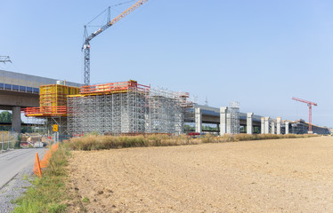 Alte, marode Autobahnbrücke wird durch Neubau einer neuen Brücke aus Stahlbeton ersetzt