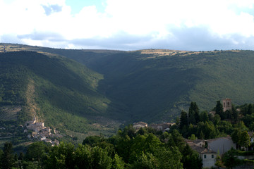 Fototapeta premium village,hill,panorama,italy,summer,landscape,nature,view,forest,summer,green,clouds,horizon,valley,panoramic