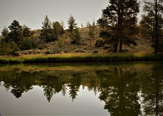 Obraz premium Montana mountains reflected in the shallows 