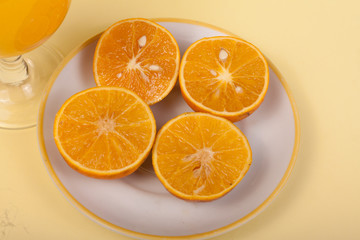 suco de laranja com laranjas cortadas