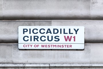 Naklejka premium Piccadilly Circus sign on a wall in London, United Kingdom
