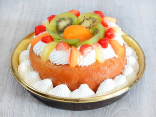 Torta al Babà con frutta e panna