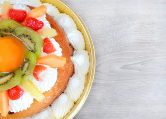 Torta al Babà con frutta e panna