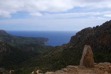 Vista de los valles costeros de Sant Elm y mar Mediterráneo en el horizonte, desde el Pass Coll de ses Ànimes de la excursión de La Trapa, Sierra de Tramuntana, en la isla de Mallorca, Baleares.