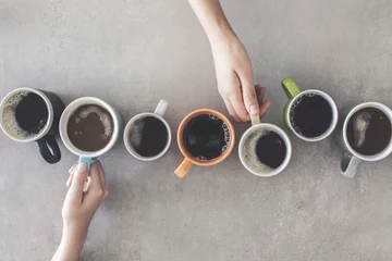 Kissenbezug People hands holding cups of coffee © sebra