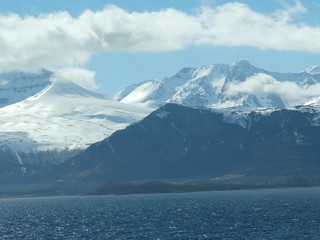 Fototapeta na wymiar Fjord mit schneebedeckten Bergen