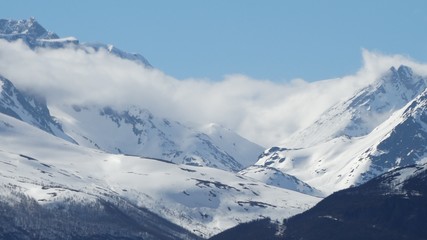 Fototapeta na wymiar schneebedeckte Berge in Norwegen