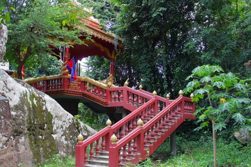 Temple caché dans la forêt