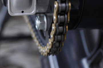Obraz premium łańcuch tylny i zębatka motocykla