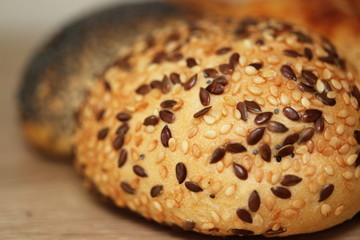 Brötchen mit Sesam und Leinsamen