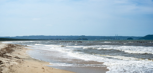 佐賀県唐津市虹ノ松原の海岸唐津城向け8月のパノラマ