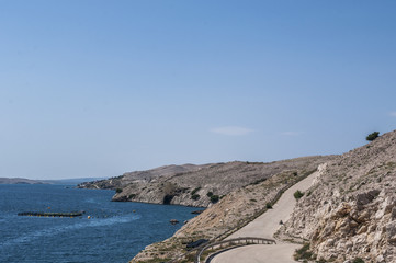 Croazia: una strada tortuosa verso la spiaggia sull'isola di Pago, la quinta isola più grande della costa croata nel Mare Adriatico del nord 