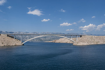 Croazia: vista panoramica del Paški Most, il ponte del 1968 che collega la Croazia con l'isola di Pago, la quinta isola più grande della costa croata