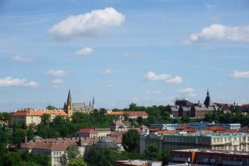Naklejka na ściany i meble Panorama czeskiej Pragi - widok z Zamku Wyszehradzkiego, czerwiec 2018