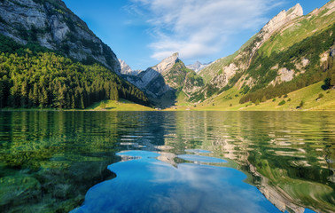 Bergen en meer in Zwitserland. Reflectie op het wateroppervlak. Natuurlijk landschap in Zwitserland in de zomer. Meer en golf