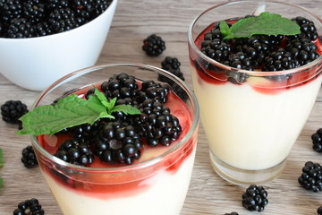 Deser z kremem waniliowym i jeżynami oraz listkiem mięty © Monika