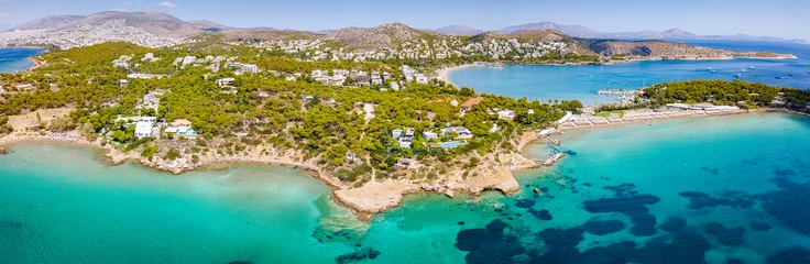 Photo sur Plexiglas Athènes Vue aérienne de la Riviera d& 39 Athènes avec une mer turquoise et des plages de sable fin dans le quartier de Vouliagmeni, Grèce