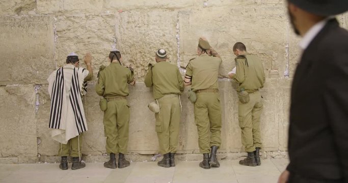 israeli idf soldiers pray in the western wall