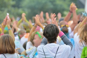 Groupe de gens dans une Color Run