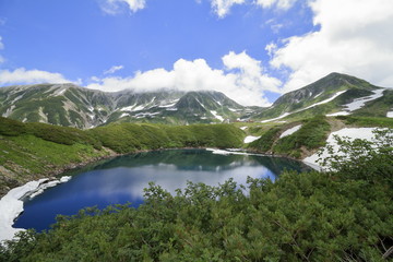Obraz na płótnie Canvas 残雪が残る夏のみくりが池と立山連峰