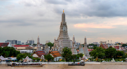 Fototapeta premium Świątynia Wat Arun o zachodzie słońca w Bangkoku w Tajlandii. Wat Arun to świątynia buddyjska w dzielnicy Bangkok Yai w Bangkoku w Tajlandii, Wat Arun jest jednym z najbardziej znanych zabytków Tajlandii