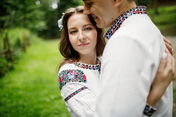 Obraz premium Beautiful bride and groom in the ukrainian style are standing w
