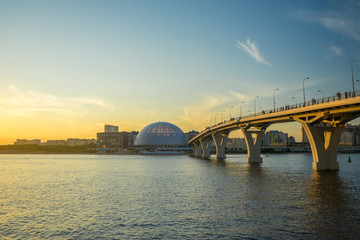 Fototapeta na wymiar The Yacht Bridge and the water park in St. Petersburg. Russia