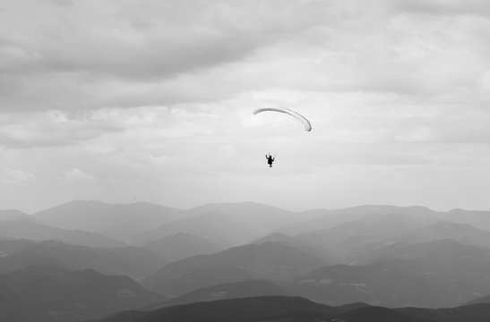 Black-and-white view of the Paraglider