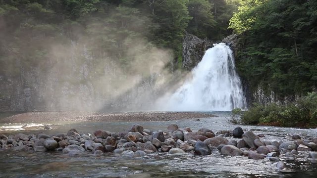 夏の法体の滝と光芒