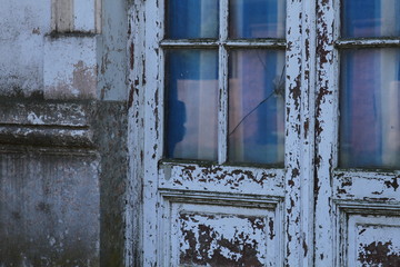 Fototapeta na wymiar Window reclection on old door