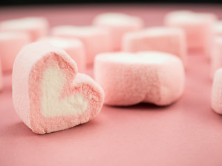 Obraz premium dessert heart on pink background