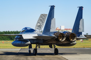 ジェット戦闘機のエンジン噴射口とエアーブレーキ
