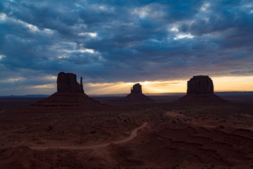 モニュメントバレー朝日（Monument Valley Sun Rise)