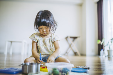 粘土あそびを楽しむ子ども