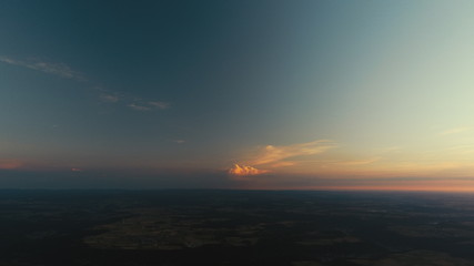 Fototapeta premium sonnaufgang, wolken, 3 farbig, rot, gelb, blau, natur, luftaufnahme, 