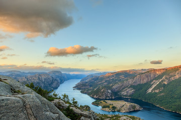 Sonnenuntergang im Lysefjord von Norwegen - obrazy, fototapety, plakaty
