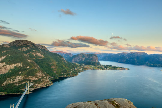 Sonnenuntergang im Lysefjord von Norwegen