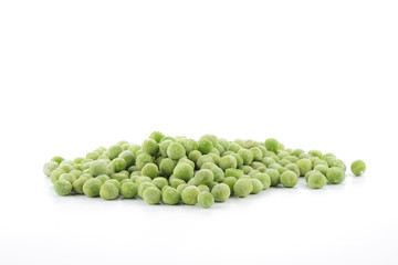 Guisantes congelados sobre fondo blanco