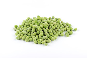 Guisantes congelados sobre fondo blanco