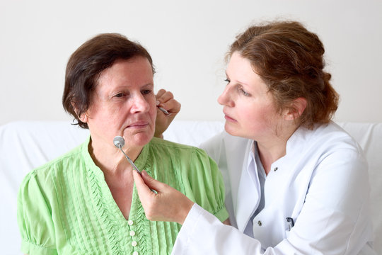 Seniorin beim Zahnarzt