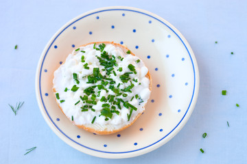 Brötchen mit Hüttenkäse
