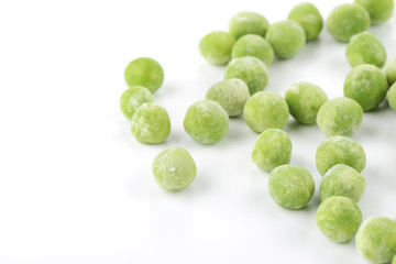 Guisantes congelados sobre fondo blanco